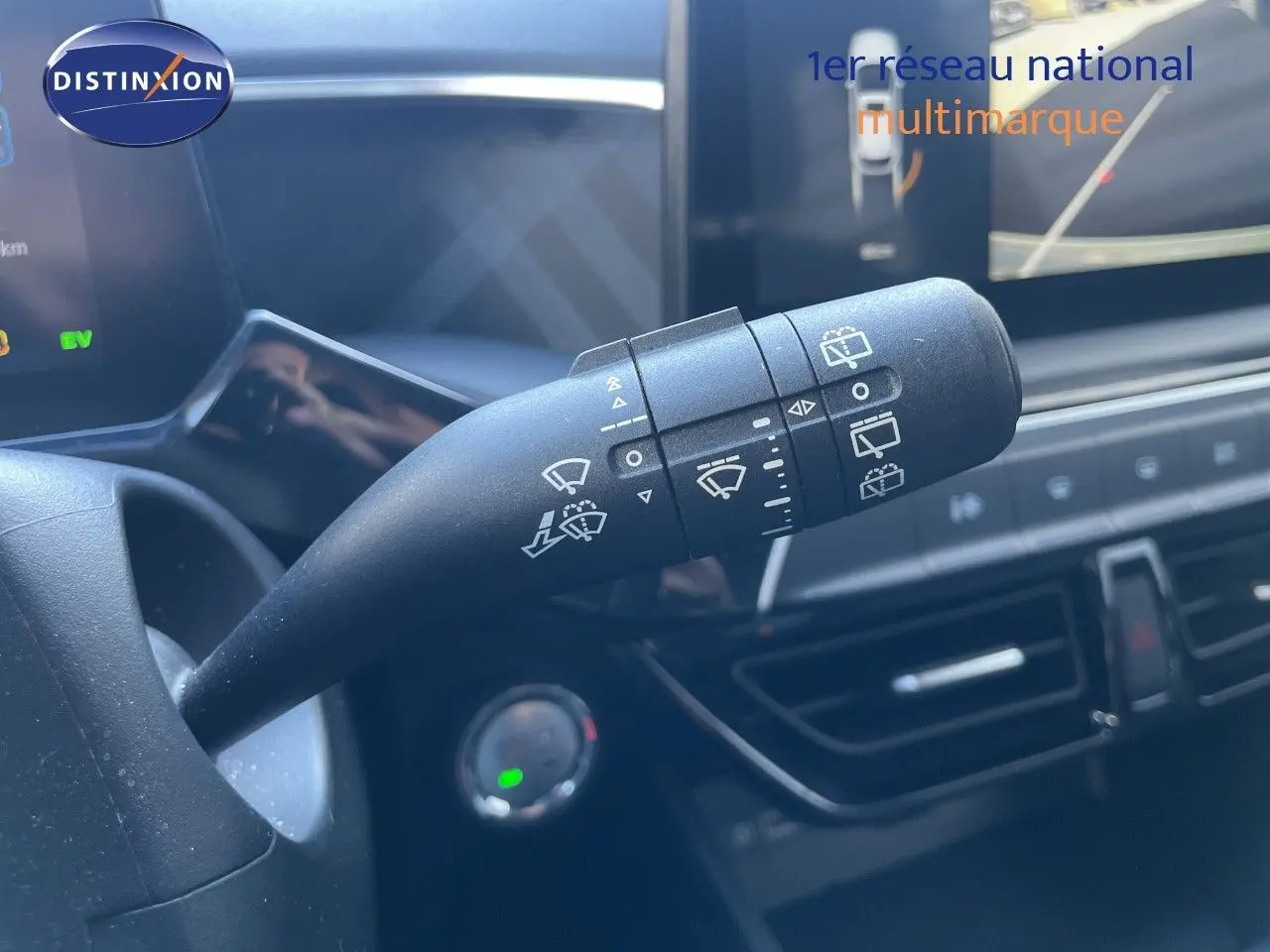 Gros plan sur la commande d’essuie-glace à gauche du volant dans l’habitacle noir du MG3 1.5L Hybrid+ 2025.