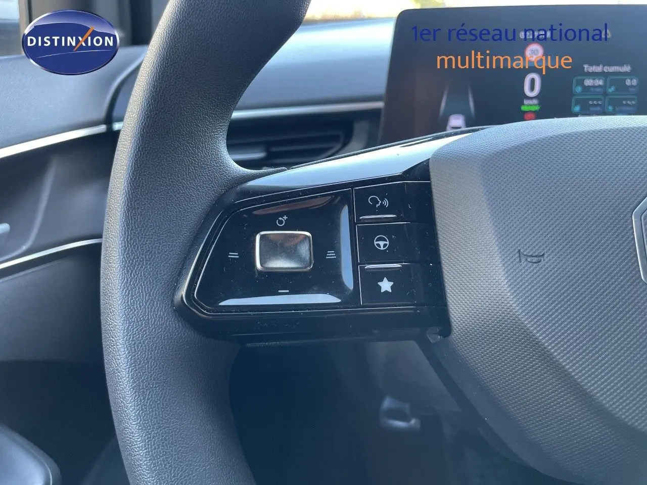 Gros plan sur les commandes gauche du volant d’un MG3 1.5L Hybrid+ 2025 avec intérieur noir et tableau de bord numérique.