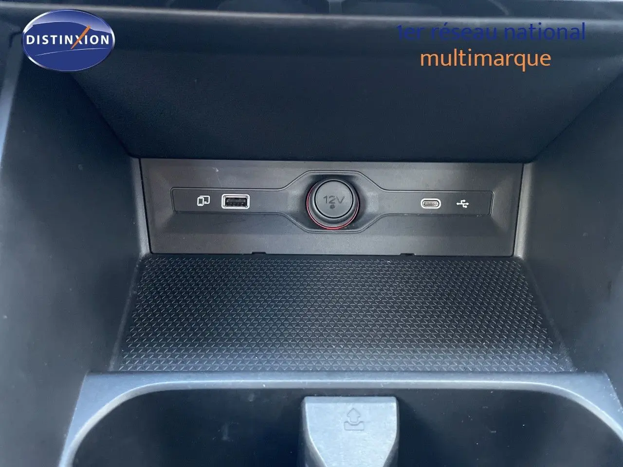 Gros plan sur la console centrale du MG3 2025, montrant prises USB et allume-cigare, intérieur noir.