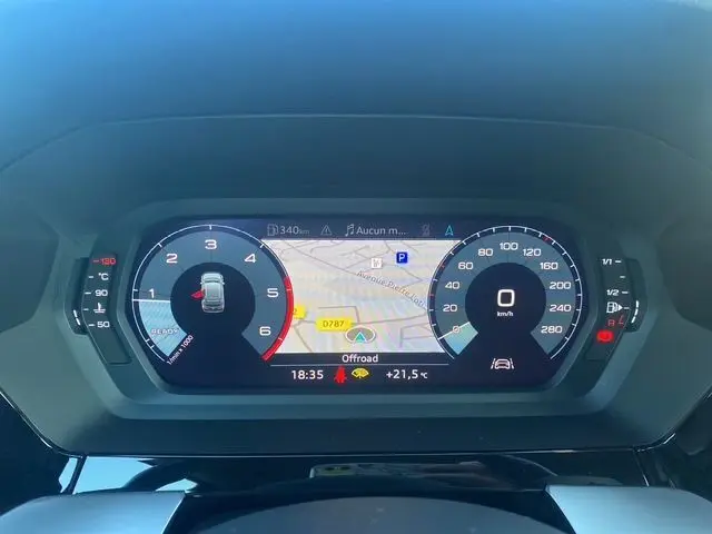 Combiné d'instruments digital Audi A3 Sportback 2021 affichant navigation et compte-tours en vue frontale intérieure.