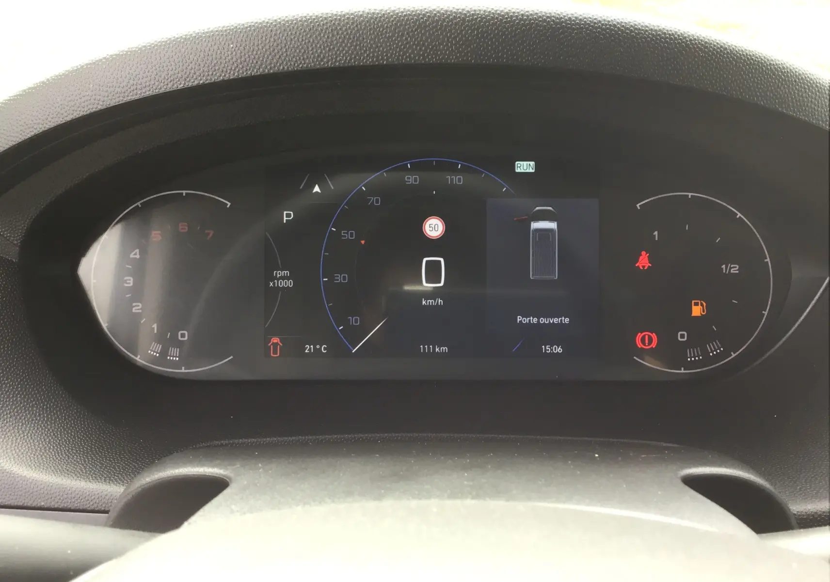 Tableau de bord numérique du Peugeot Boxer Fourgon blanc 2025, affichant vitesse à zéro et porte ouverte.