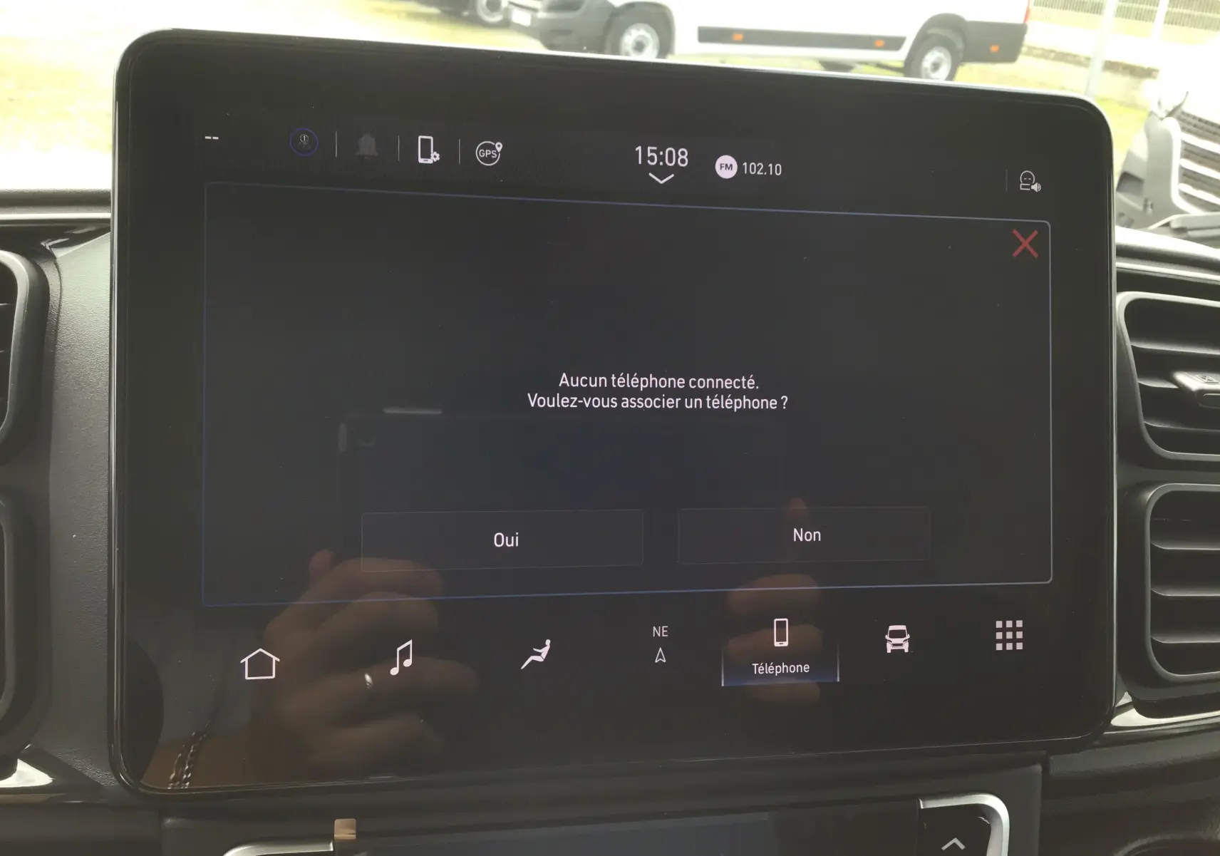 Écran tactile central du Peugeot Boxer Fourgon blanc 2025 affichant la connexion téléphone dans l'habitacle.