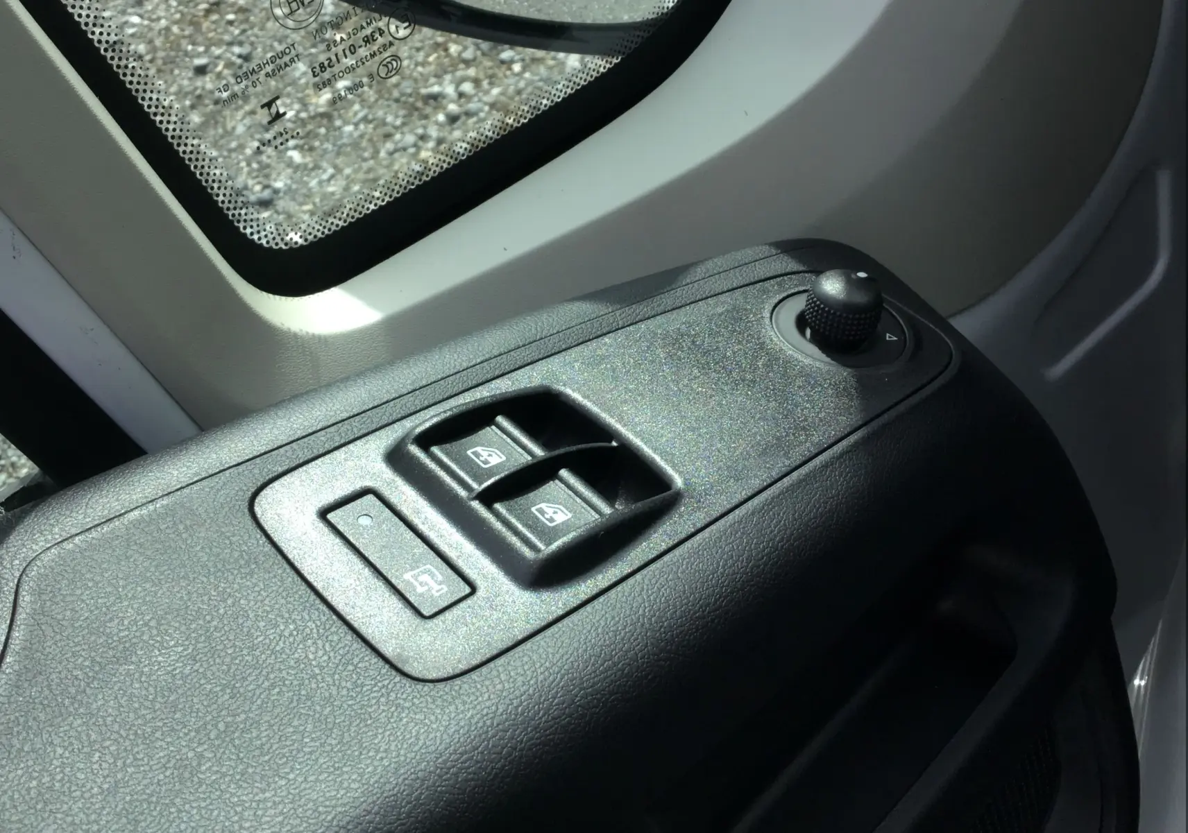 Gros plan sur les commandes de lève-vitres et rétroviseurs côté conducteur du Peugeot Boxer Fourgon blanc 2025.