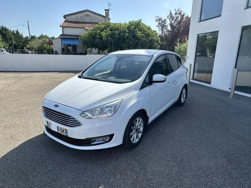 Ford C-MAX blanc en 3/4 avant droit, version Titanium 2017 avec calandre chromée et jantes alliage.