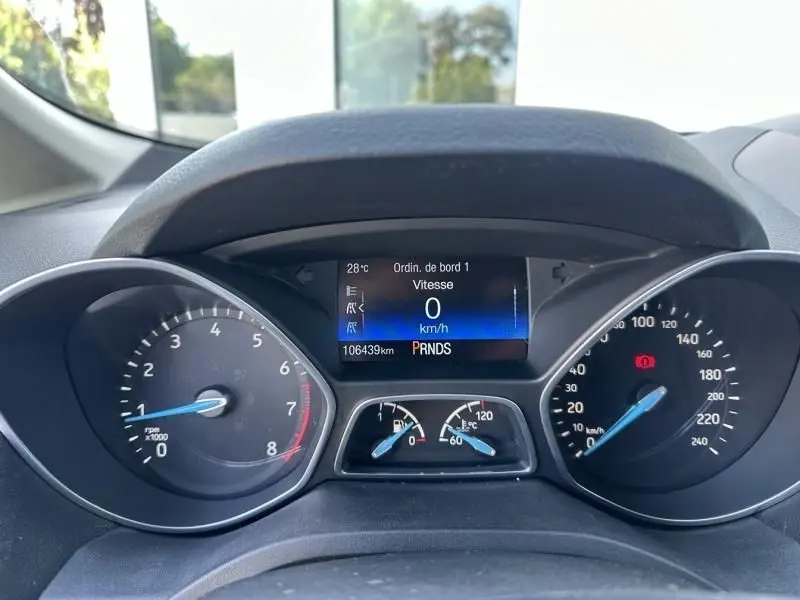 Vue rapprochée du tableau de bord du Ford C-MAX 1.5 EcoBoost 2017, affichant vitesse zéro et compteurs analogiques.