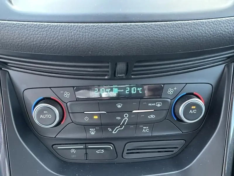 Gros plan sur la console de climatisation du Ford C-MAX blanc 2017, affichant 21°C avec commandes automatiques et boutons rétroéclairés.