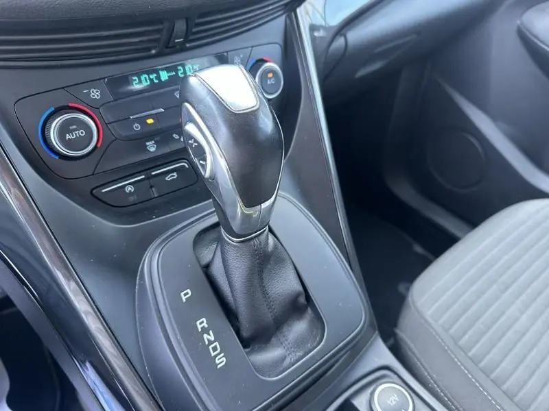 Le levier de vitesses automatique du Ford C-MAX 1.5 EcoBoost 2017, avec commandes de climatisation en arrière-plan.