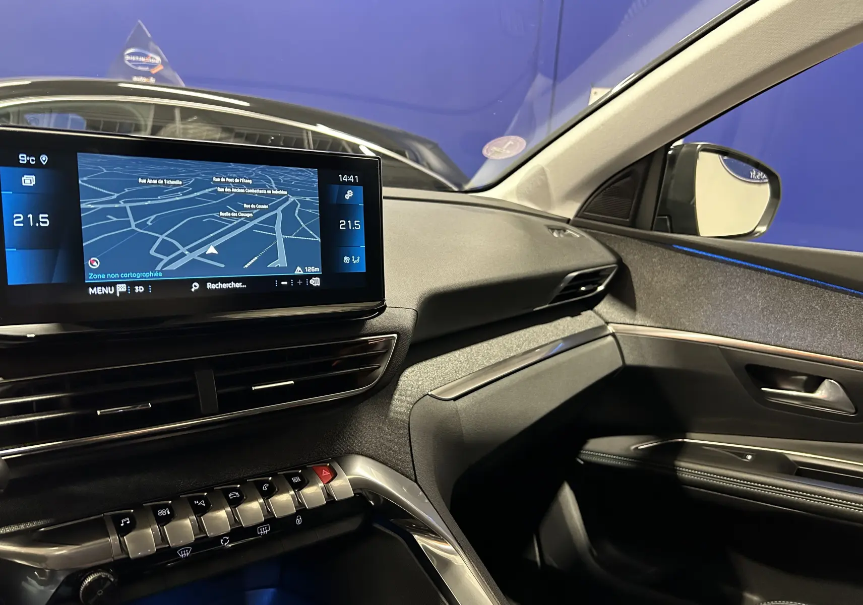 Vue intérieure côté passager du Peugeot 3008 gris Artense avec écran tactile et détails de la planche de bord.