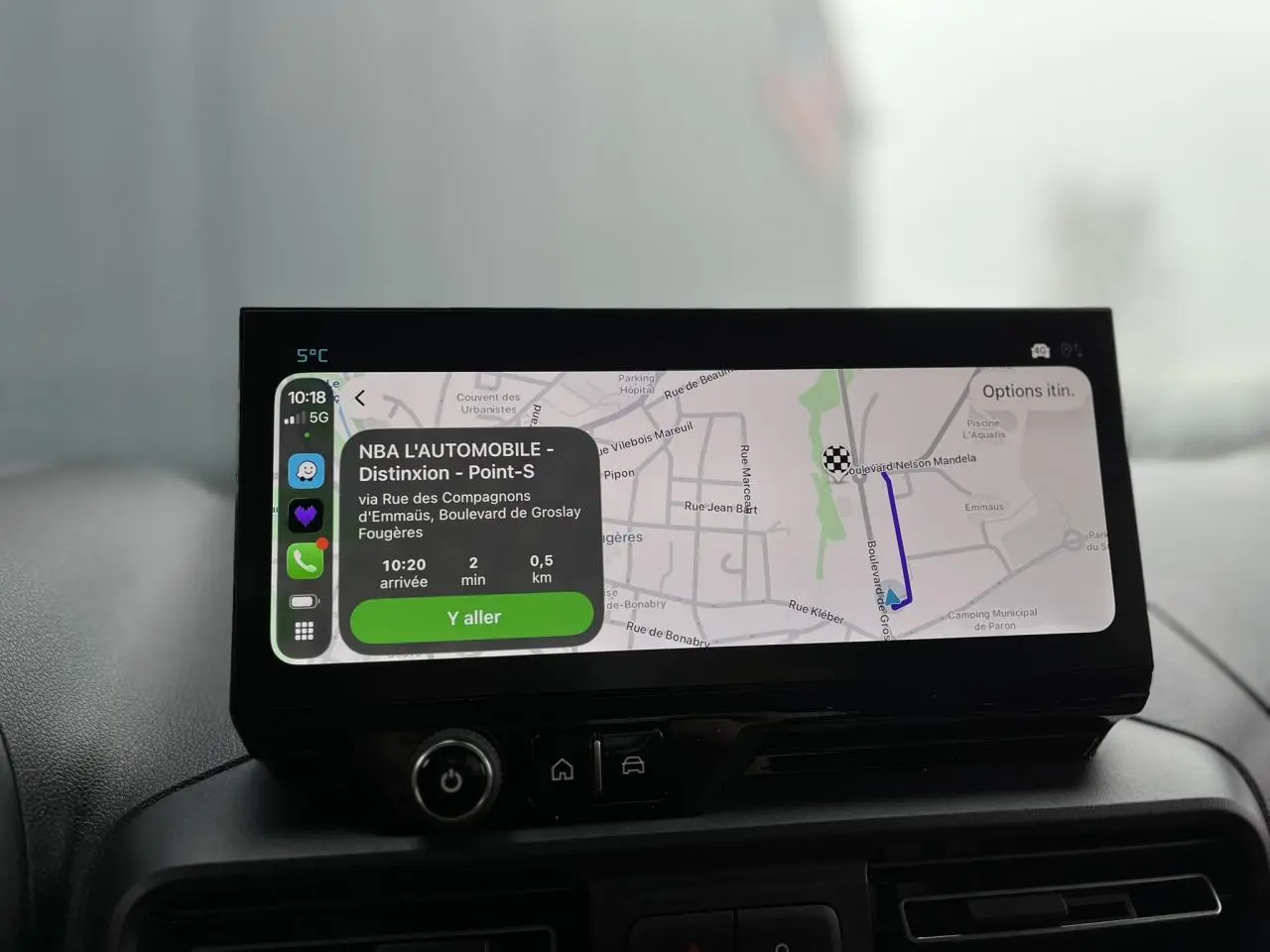 Écran tactile 10 pouces du tableau de bord du Citroën Berlingo Multispace blanc, affichant une navigation GPS.