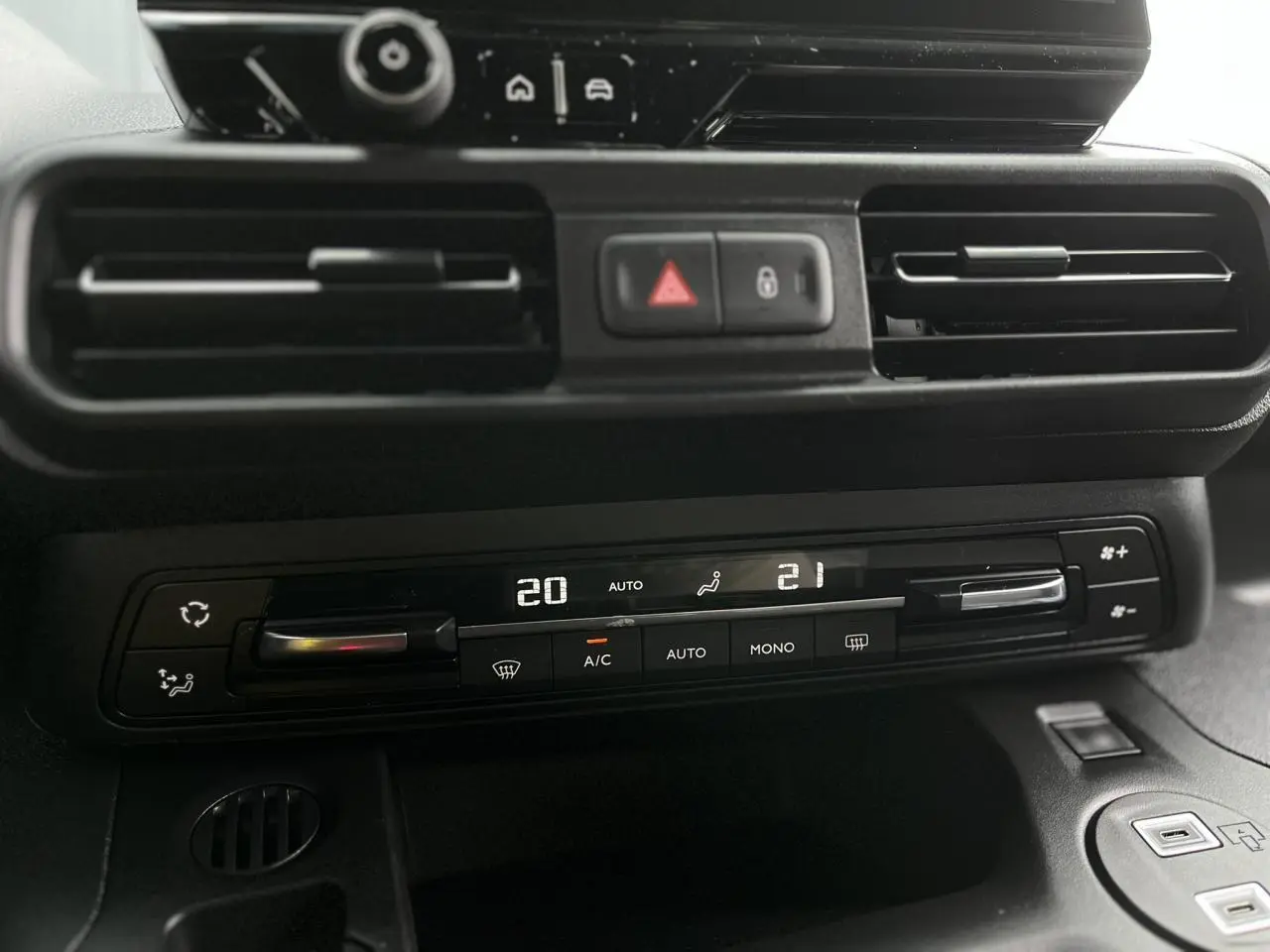 Vue rapprochée de la console centrale du Citroën Berlingo Multispace 2025, avec commandes de climatisation bi-zone.