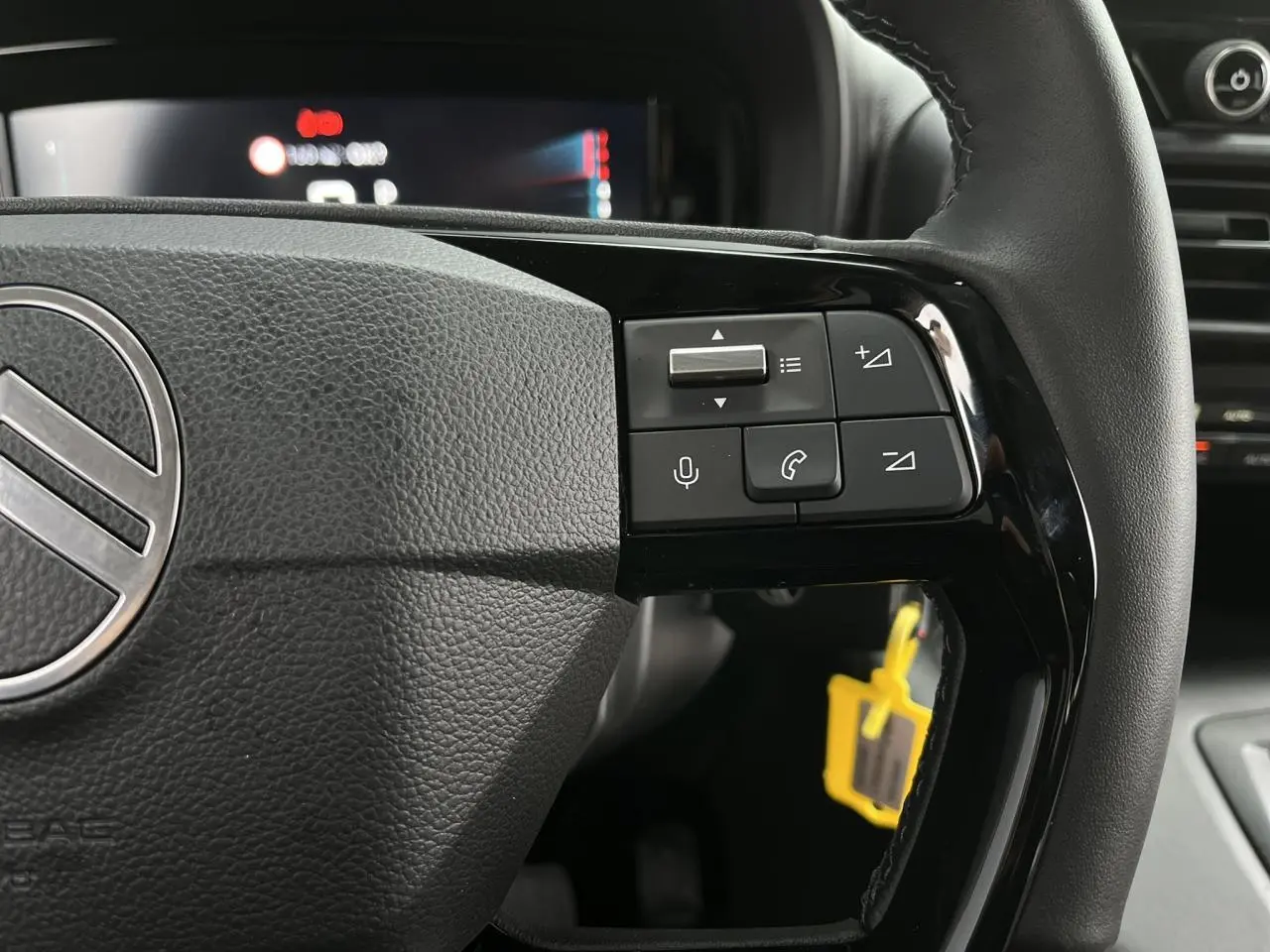 Gros plan sur le volant multifonctions noir avec commandes audio et téléphone du Citroën Berlingo Multispace 2025.