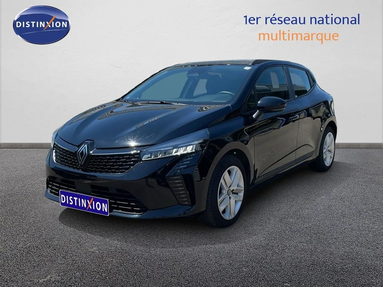 Renault Clio noir étoile métal en 3/4 avant droit, mettant en valeur ses phares LED et sa calandre moderne.