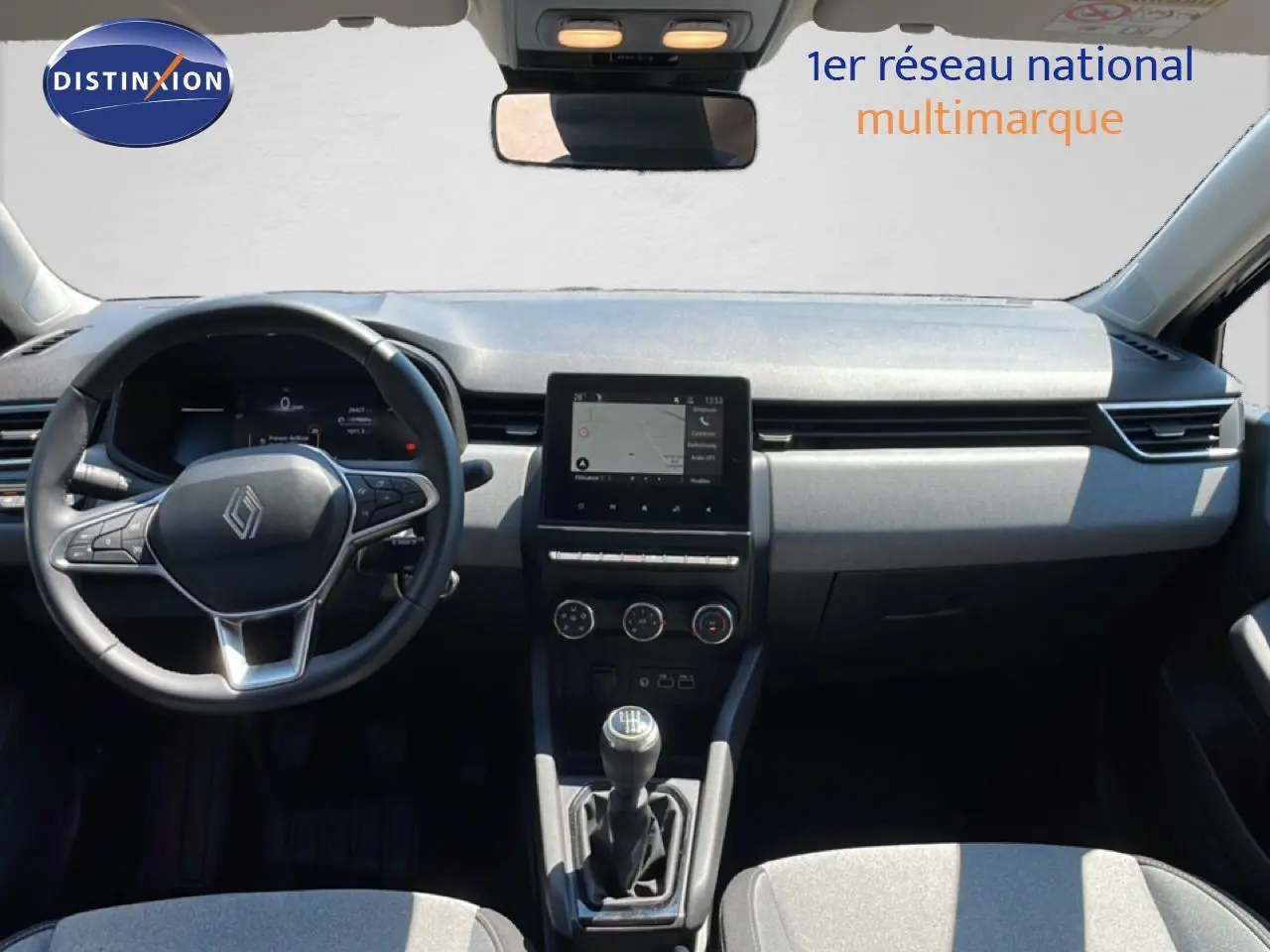 Vue intérieure avant de la Renault Clio V BluedCi 100ch Evolution 2025, tableau de bord noir et volant cuir multifonction.