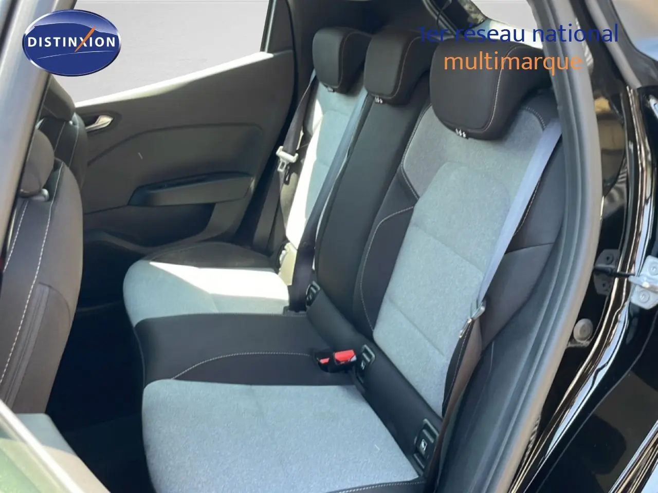 Vue côté droit des sièges arrière bi-ton gris clair et noir d'une Renault Clio V BluedCi 100ch Evolution noire étoile métal 2025.