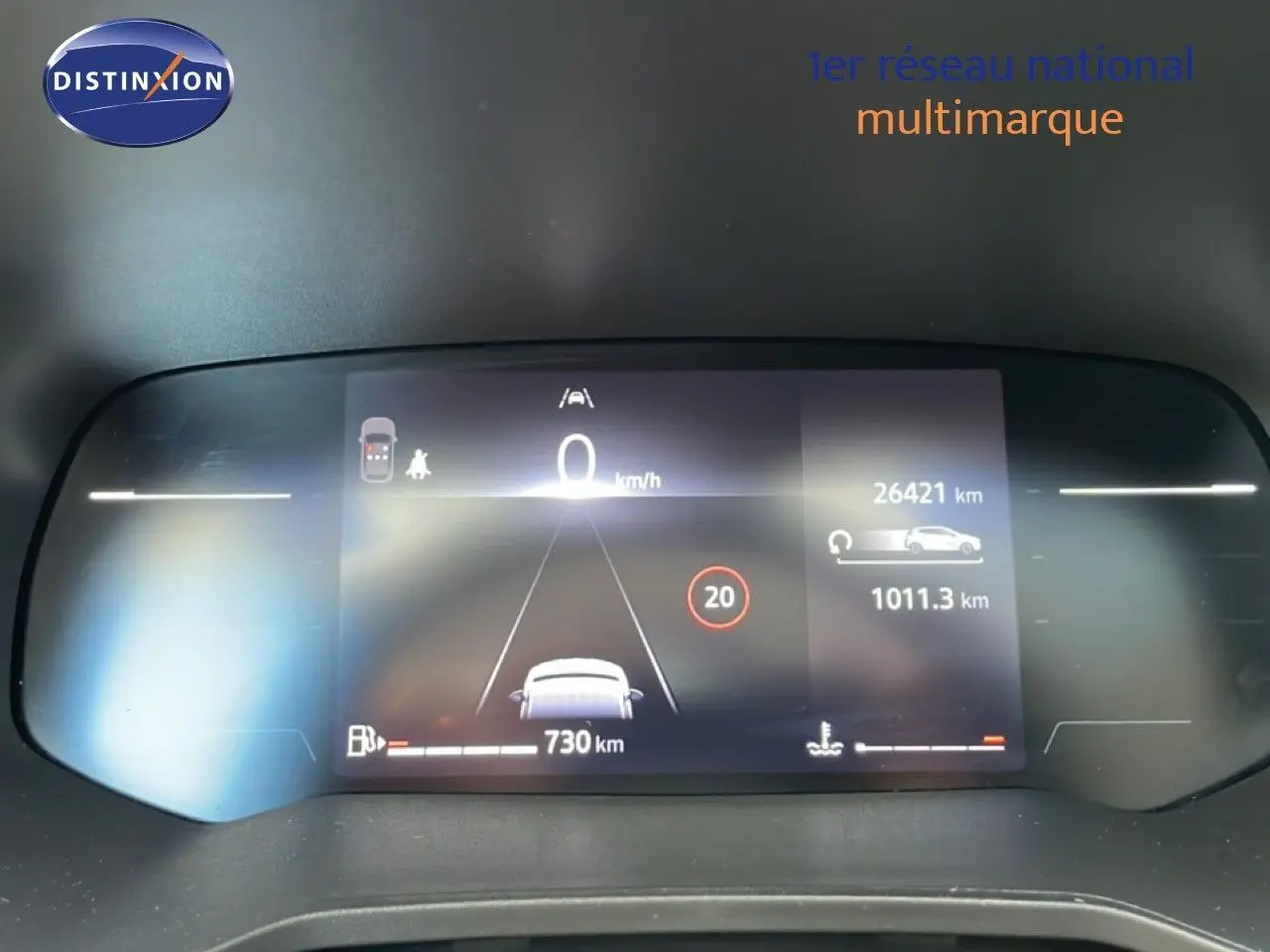 Affichage numérique du tableau de bord de la Renault Clio noir étoile métal, montrant la vitesse à 0 km/h et l'autonomie à 730 km.