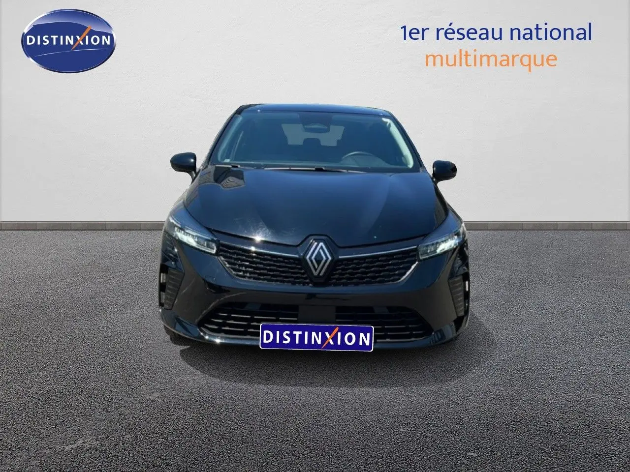 Vue frontale d'une Renault Clio V BluedCi 100ch Evolution noire étoile métal avec calandre et phares LED distinctifs.