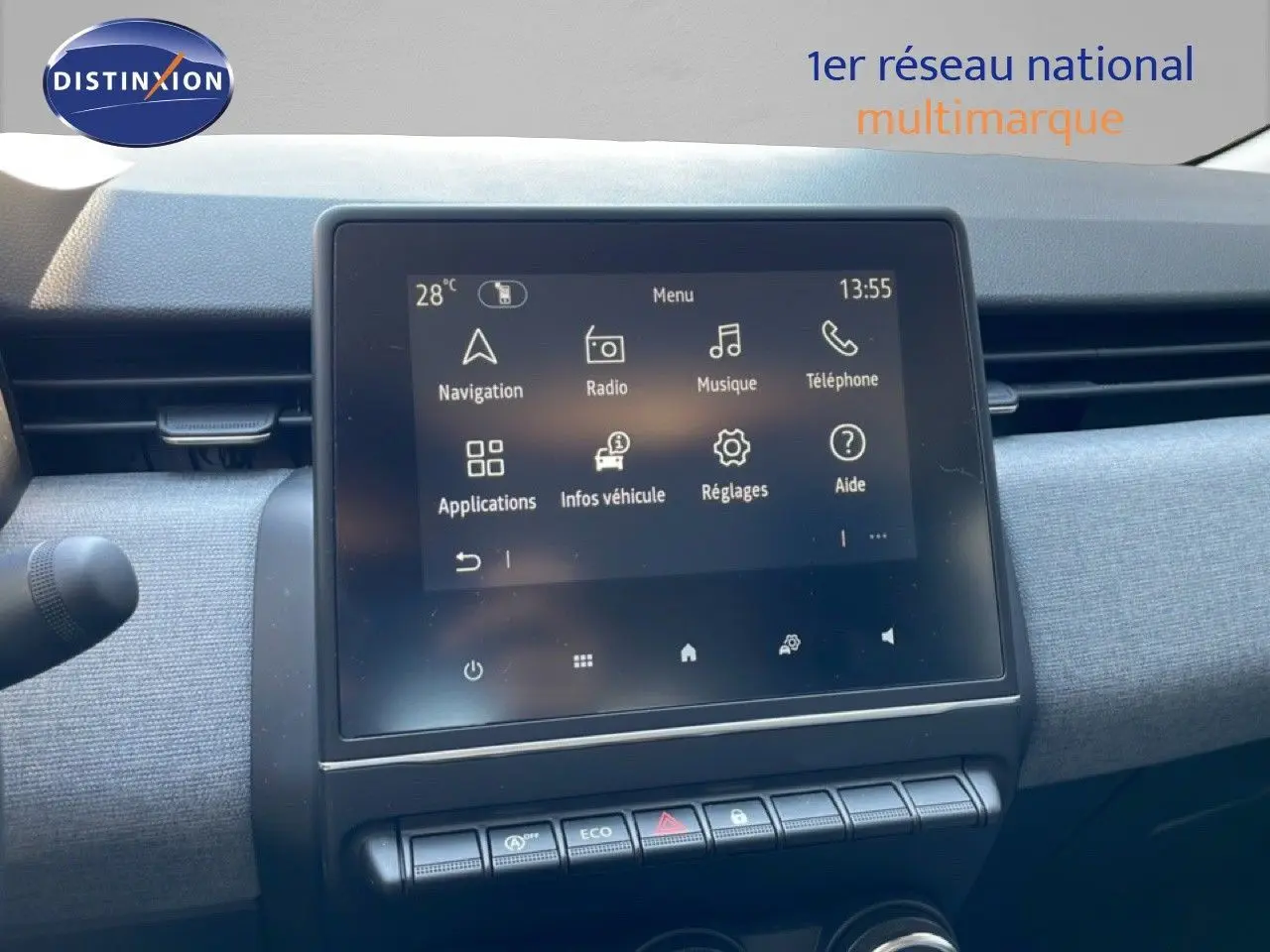 Écran tactile central de la Renault Clio noir étoile métal, affichant le menu multimédia et les réglages.