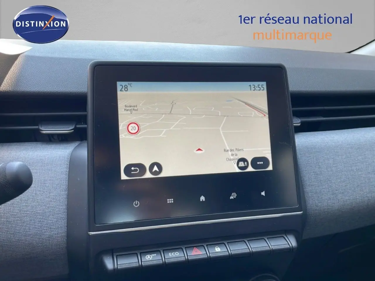 Vue rapprochée de l’écran tactile central affichant la navigation dans l’habitacle d’une Renault Clio noire étoile métal.