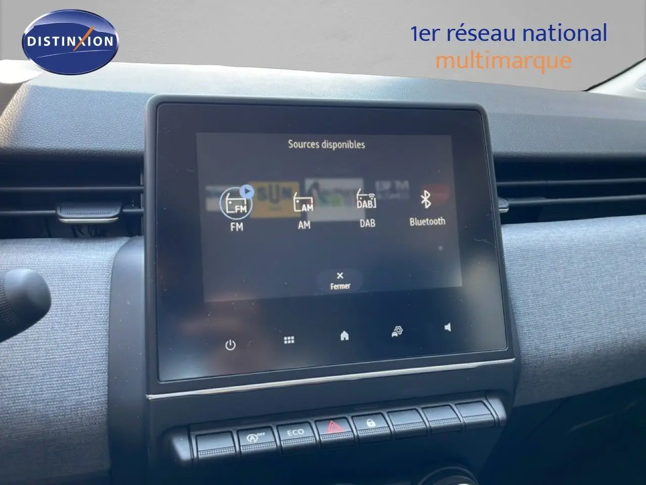 Vue rapprochée de l’écran tactile central du tableau de bord de la Renault Clio noire, affichant les sources audio disponibles.