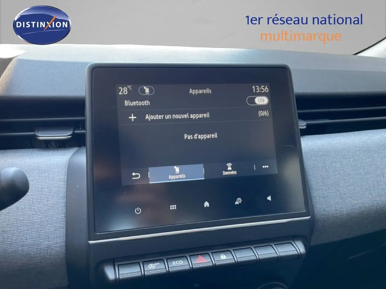 Vue intérieure centrée sur l'écran tactile du tableau de bord de la Renault Clio noir étoile métal, affichant les options Bluetooth.