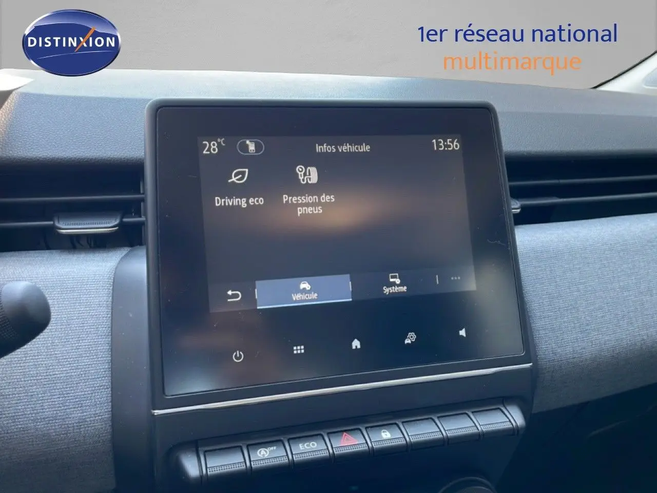 Écran tactile central de la Renault Clio V Bluetci noir étoile métal, affichant les infos véhicule en intérieur.