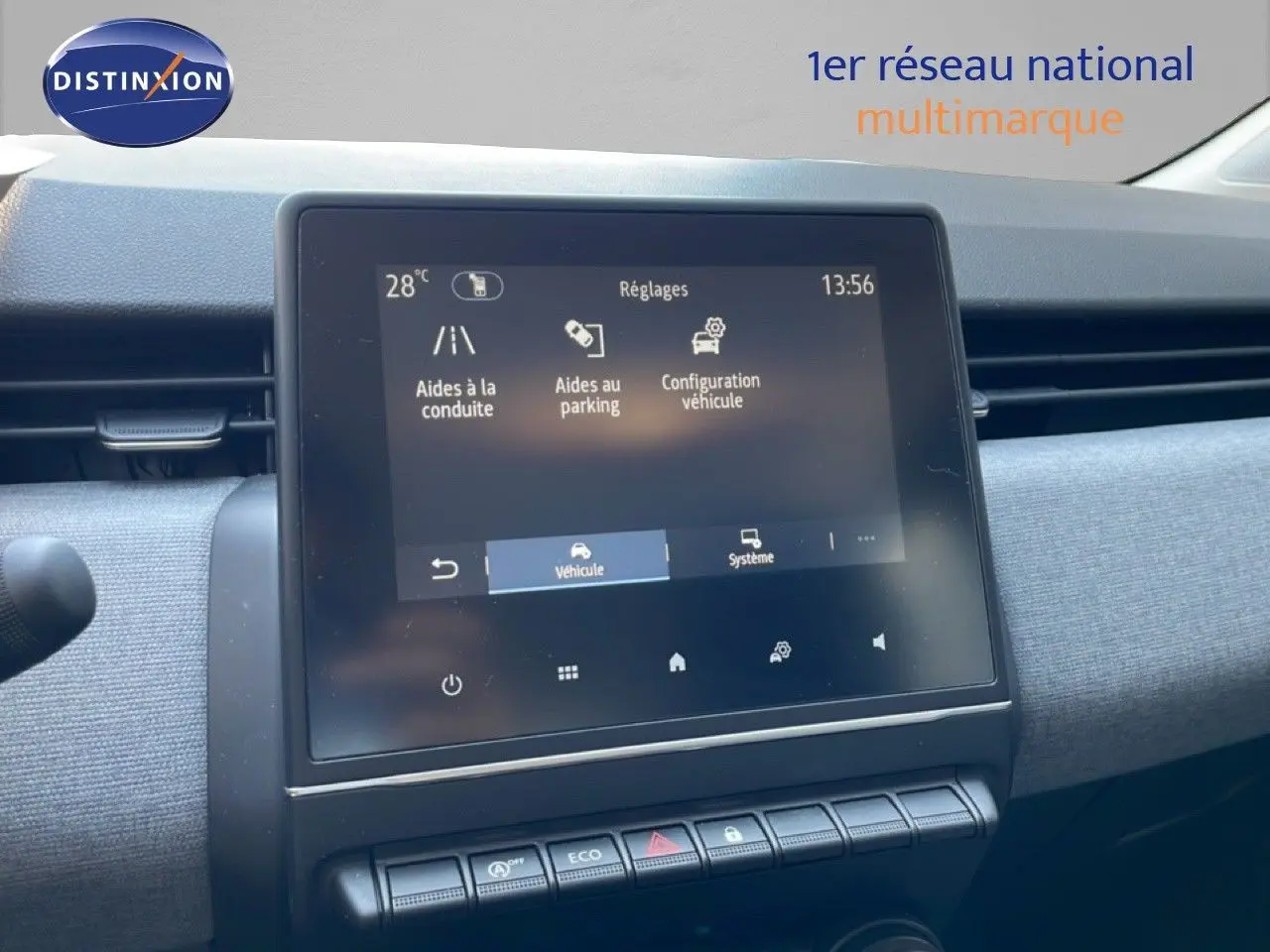 Écran tactile central affichant les aides à la conduite et configuration, intérieur tissu gris de la Renault Clio noir étoile métal.