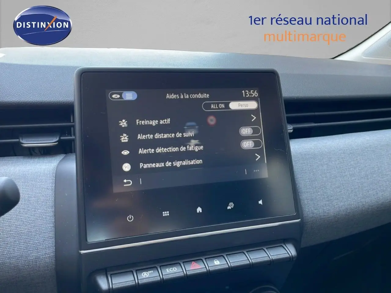 Vue rapprochée de l’écran tactile central du tableau de bord de la Renault Clio noire étoile métal, affichant les aides à la conduite.