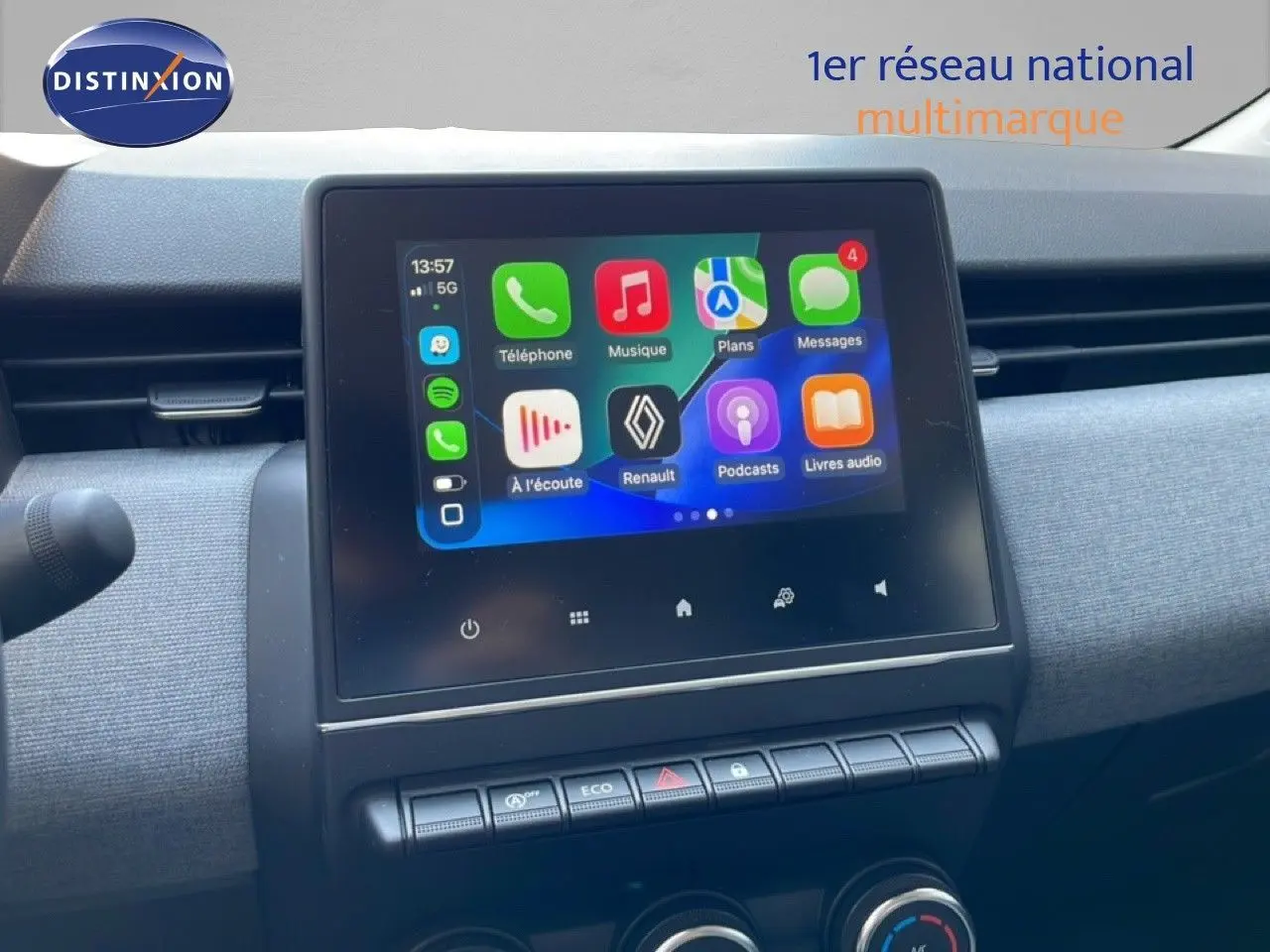 Vue intérieure du tableau de bord de la Renault Clio noire étoile métal, avec écran tactile central affichant Apple CarPlay.