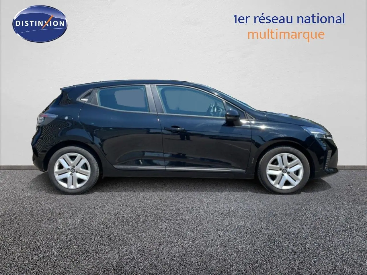 Profil droit d'une Renault Clio noire étoile métal 2025, finition V BlueDCi 100ch Evolution, avec jantes alliage et lignes épurées.