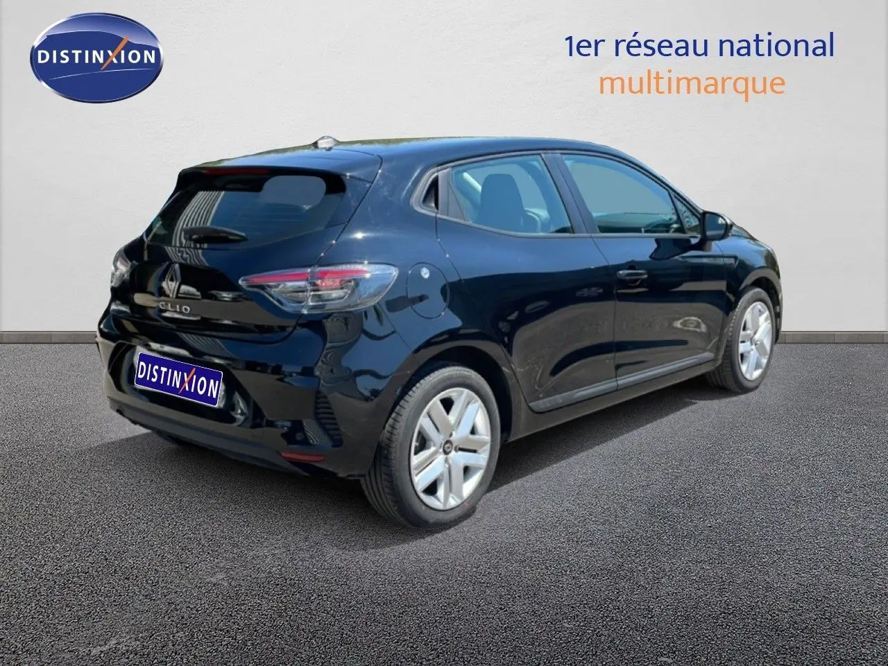 Renault Clio noir étoile métal vue 3/4 arrière droit, avec feux arrière LED et jantes argentées.