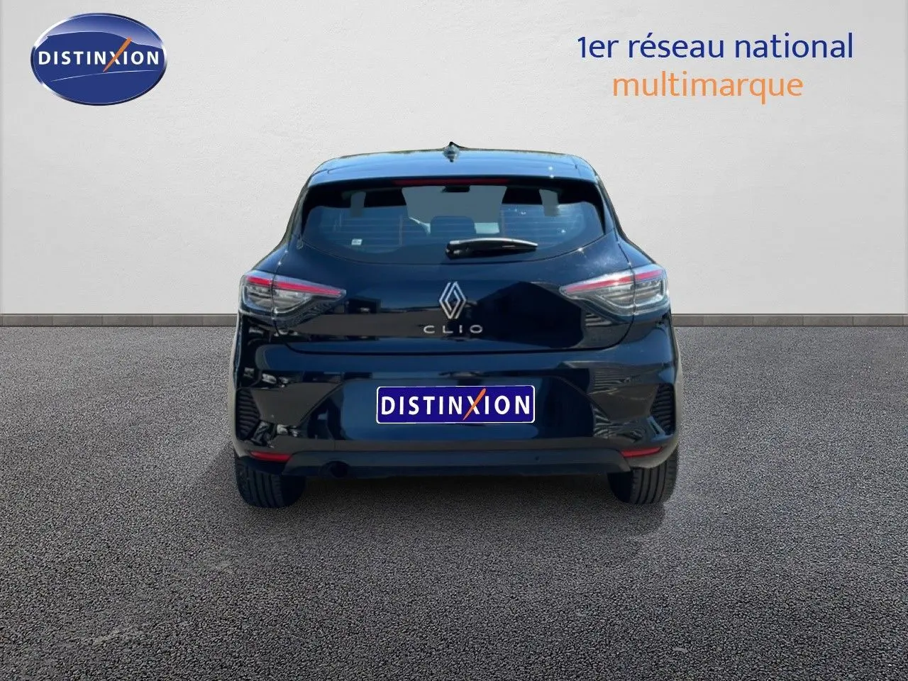 Vue arrière d'une Renault Clio V BluedCi 100ch Evolution noire étoile métal avec feux LED et logo distinctif Renault.