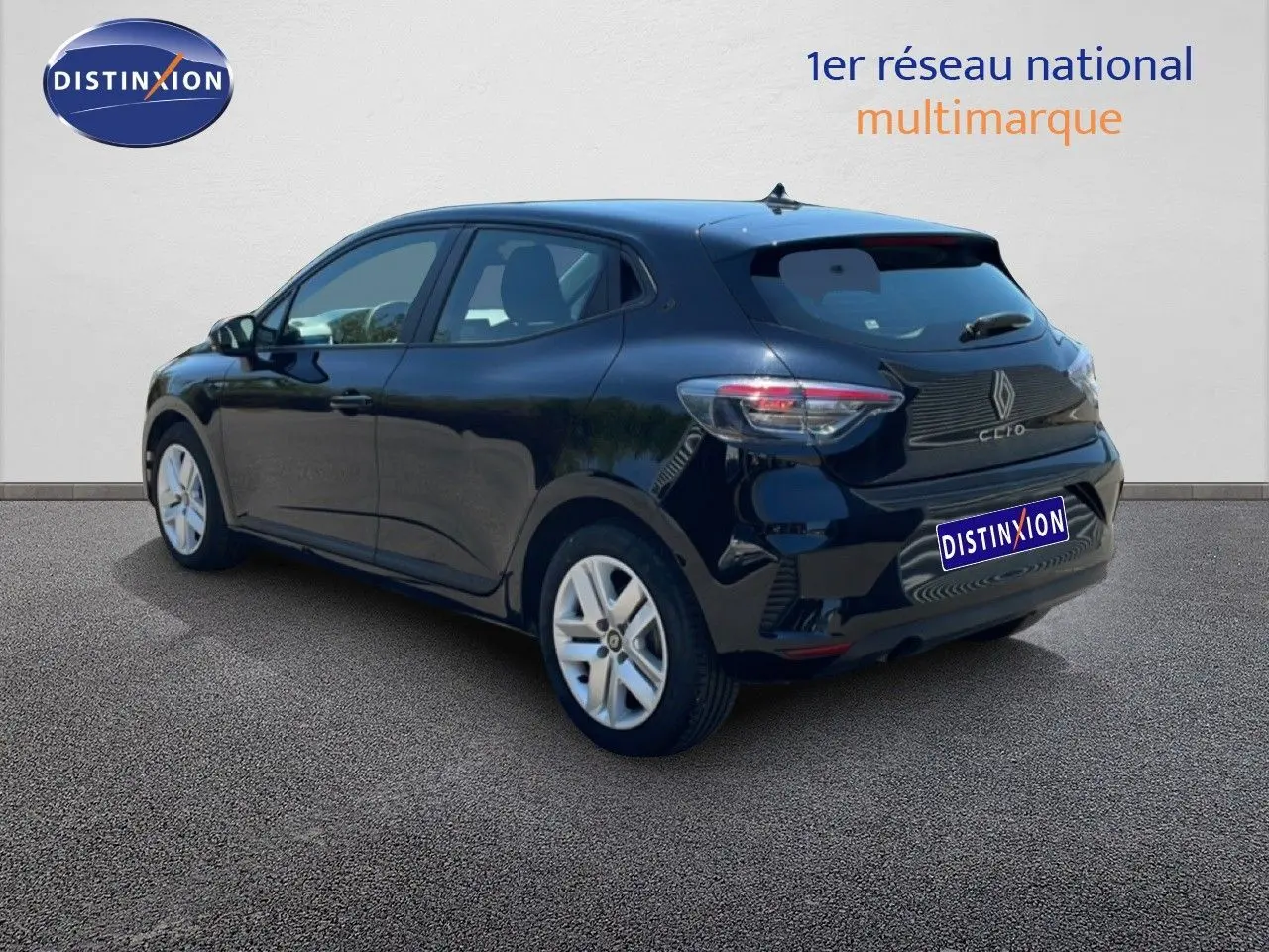 Renault Clio V Blue dCi 100ch Evolution noir étoile métal vue 3/4 arrière droit avec feux arrière LED distinctifs.