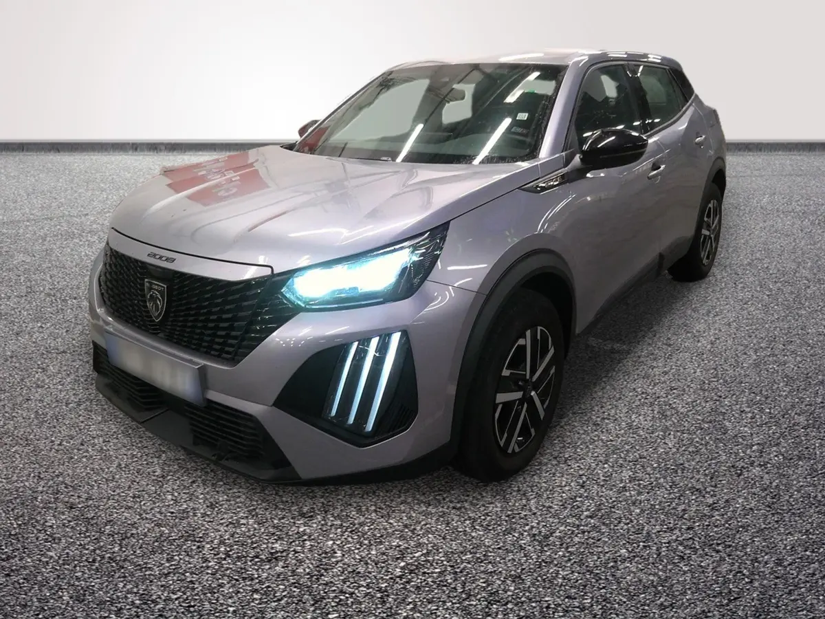 Peugeot 2008 Hybrid gris clair vue 3/4 avant droit avec phares LED allumés et calandre noire distinctive.