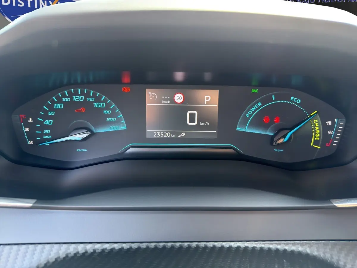 Vue rapprochée du combiné d'instruments numérique du Peugeot 2008 Hybrid 145 e-DCS6 STYLE affichant vitesse, charge et kilométrage.