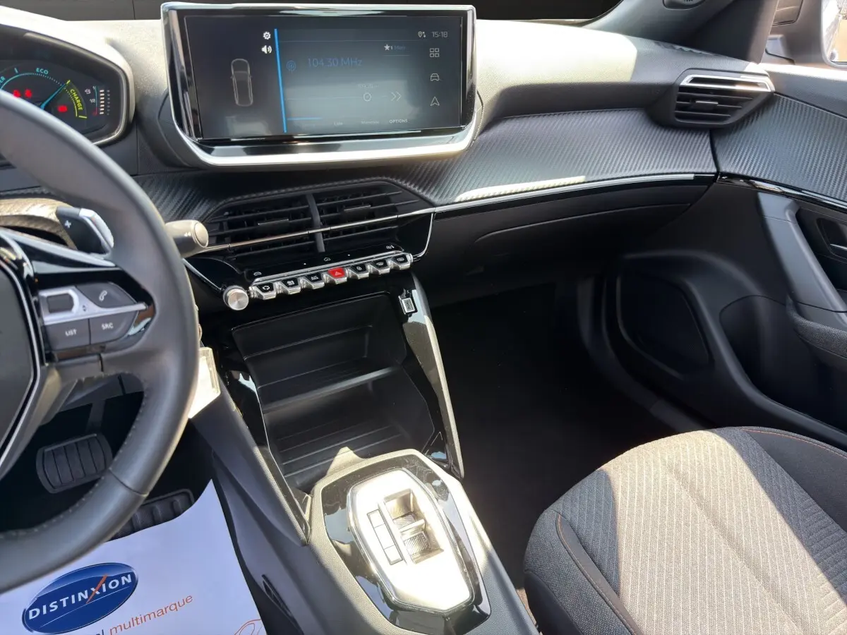 Intérieur du Peugeot 2008 Hybrid 145 e-DCS6 STYLE 2025, vue côté passager, tableau de bord et écran tactile noir.
