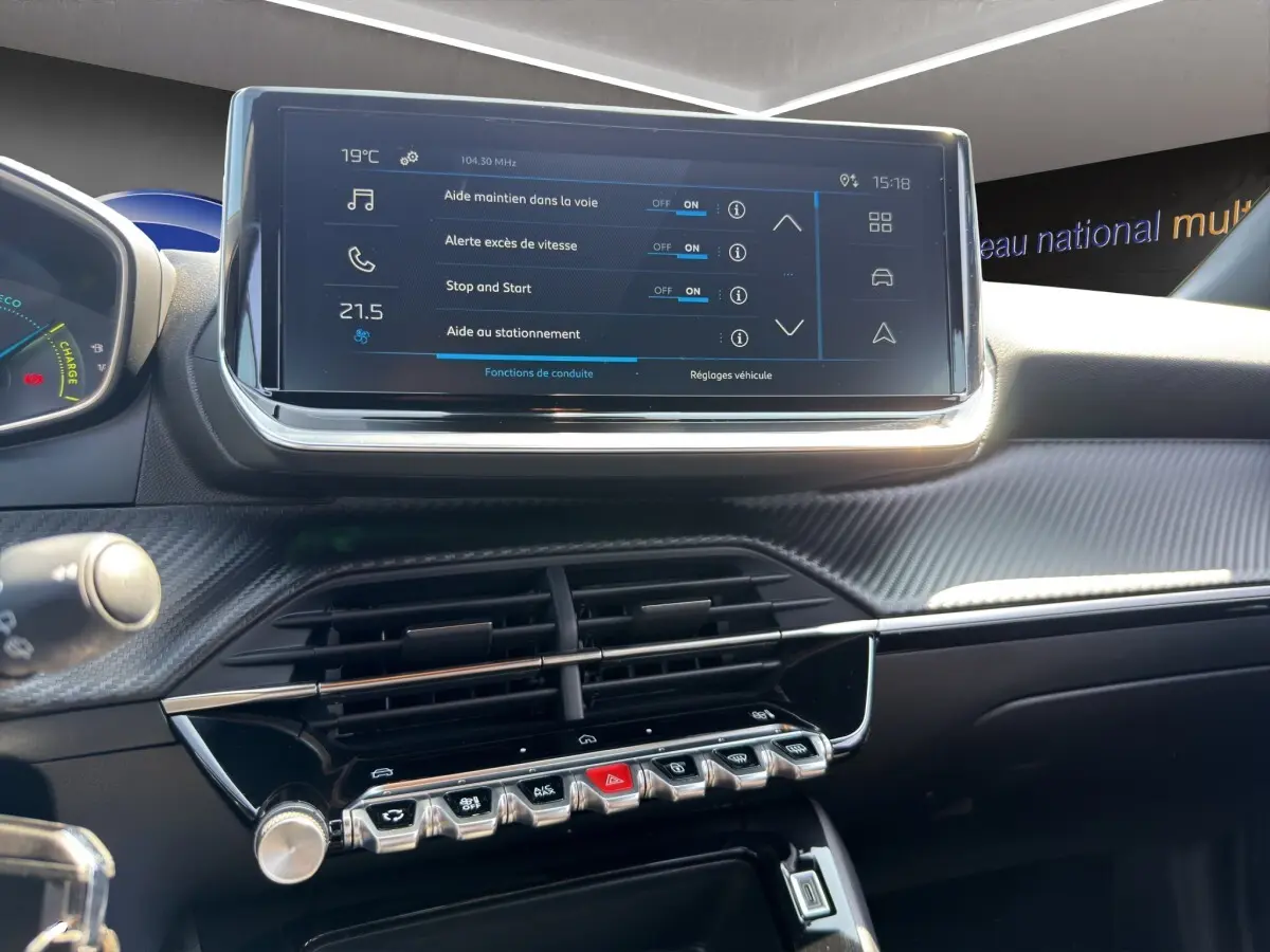 Vue intérieure du tableau de bord du Peugeot 2008 Hybrid 145 e-DCS6 STYLE avec écran tactile et commandes en ligne chromées.