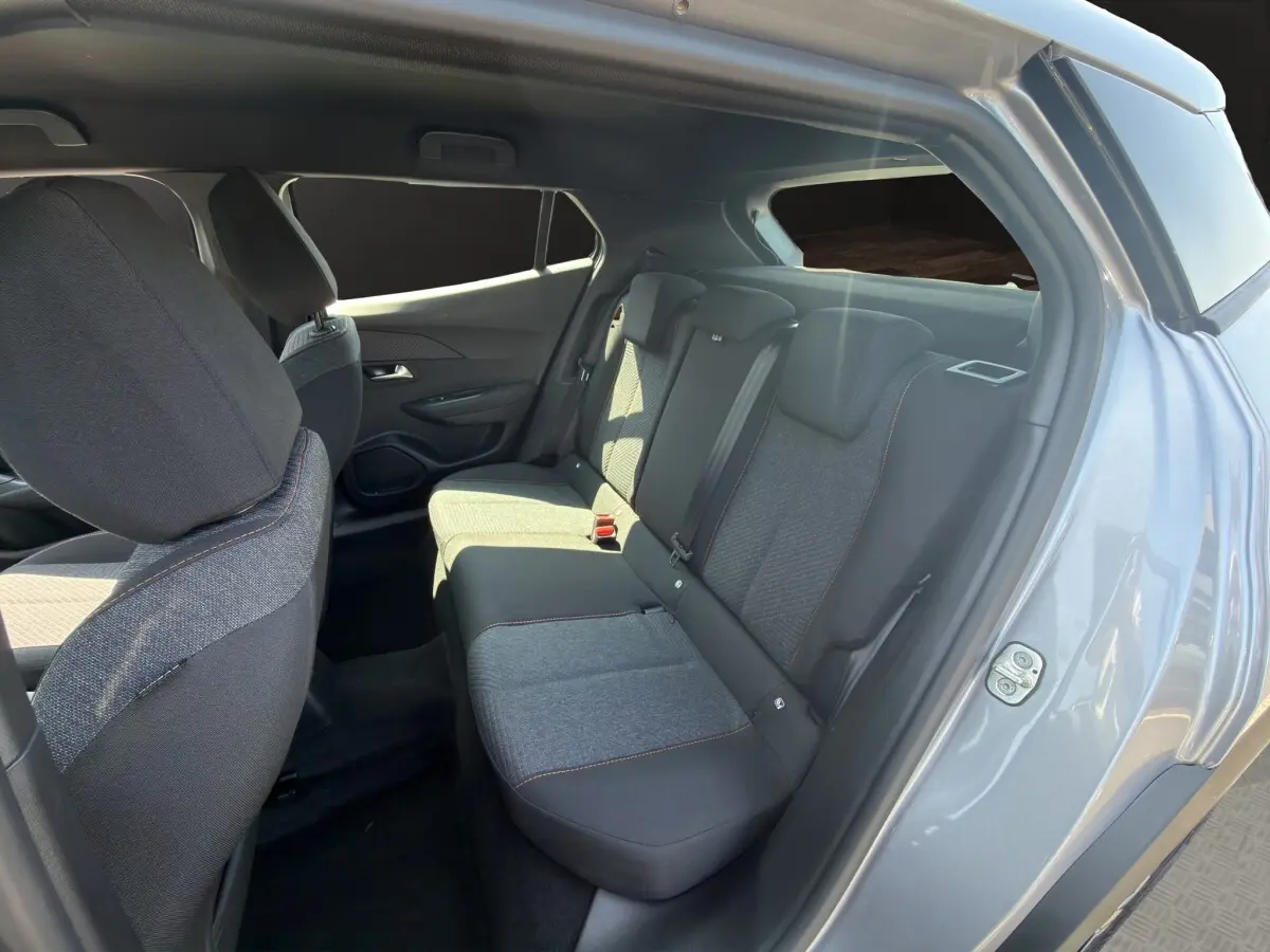 Vue intérieure côté droit sur la banquette arrière grise du Peugeot 2008 Hybrid 145 e-DCS6 STYLE 2025.