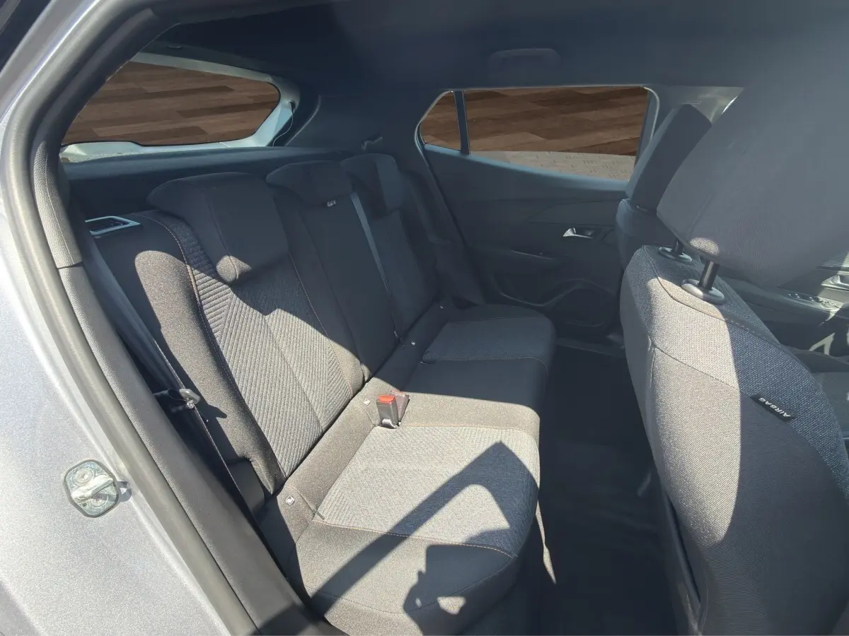 Vue intérieure côté gauche montrant la banquette arrière grise du Peugeot 2008 Hybrid 145 e-DCS6 STYLE 2025.