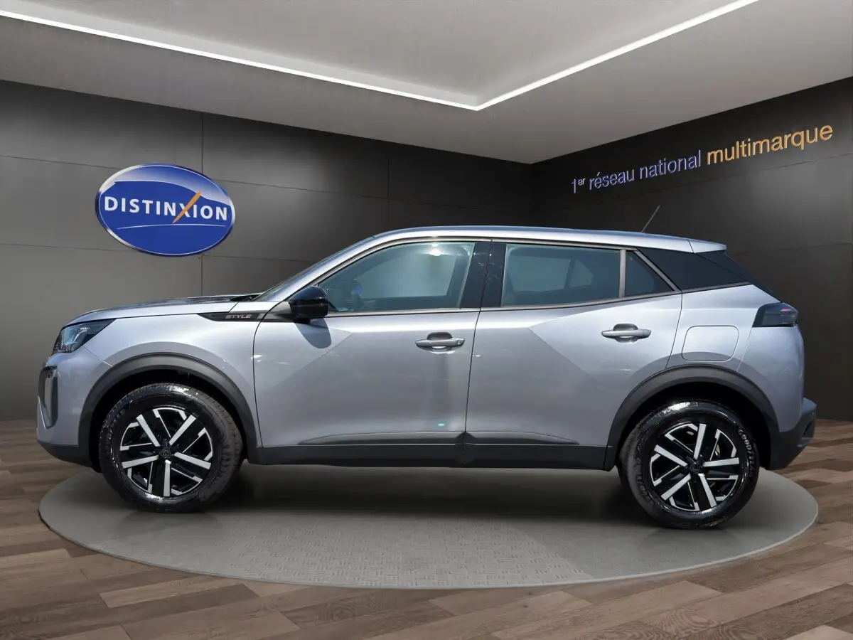 Peugeot 2008 Hybrid 145 e-DCS6 STYLE gris clair vue profil droit en intérieur avec jantes noires et détails noirs.
