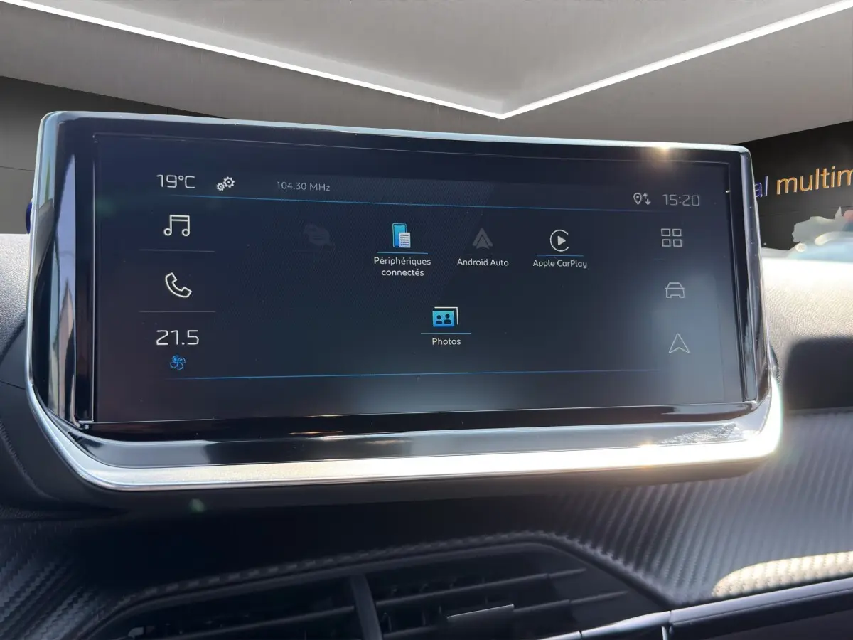 Écran tactile central du tableau de bord du Peugeot 2008 Hybrid 145 gris clair, affichant Android Auto et Apple CarPlay.