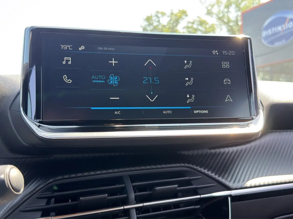Écran tactile central du tableau de bord du Peugeot 2008 Hybrid 145 gris clair, affichant la climatisation à 21,5°C.