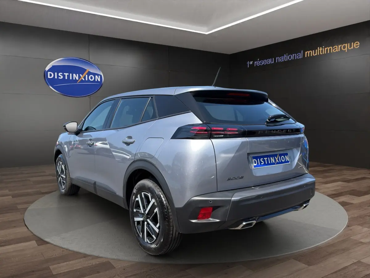 Peugeot 2008 Hybrid gris clair vue 3/4 arrière droit, avec feux LED et jantes alliage distinctives.