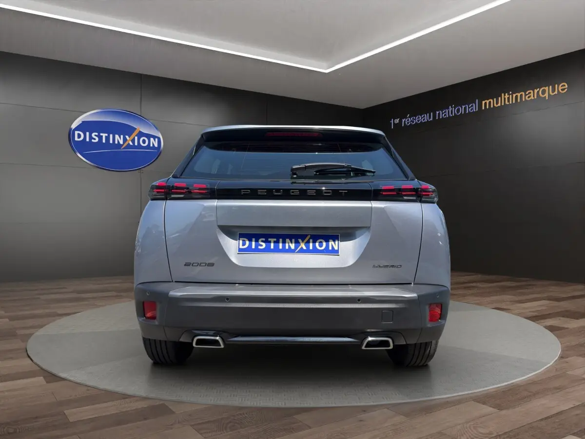 Vue arrière d'un Peugeot 2008 Hybrid gris clair avec feux LED et double sortie d'échappement rectangulaire.