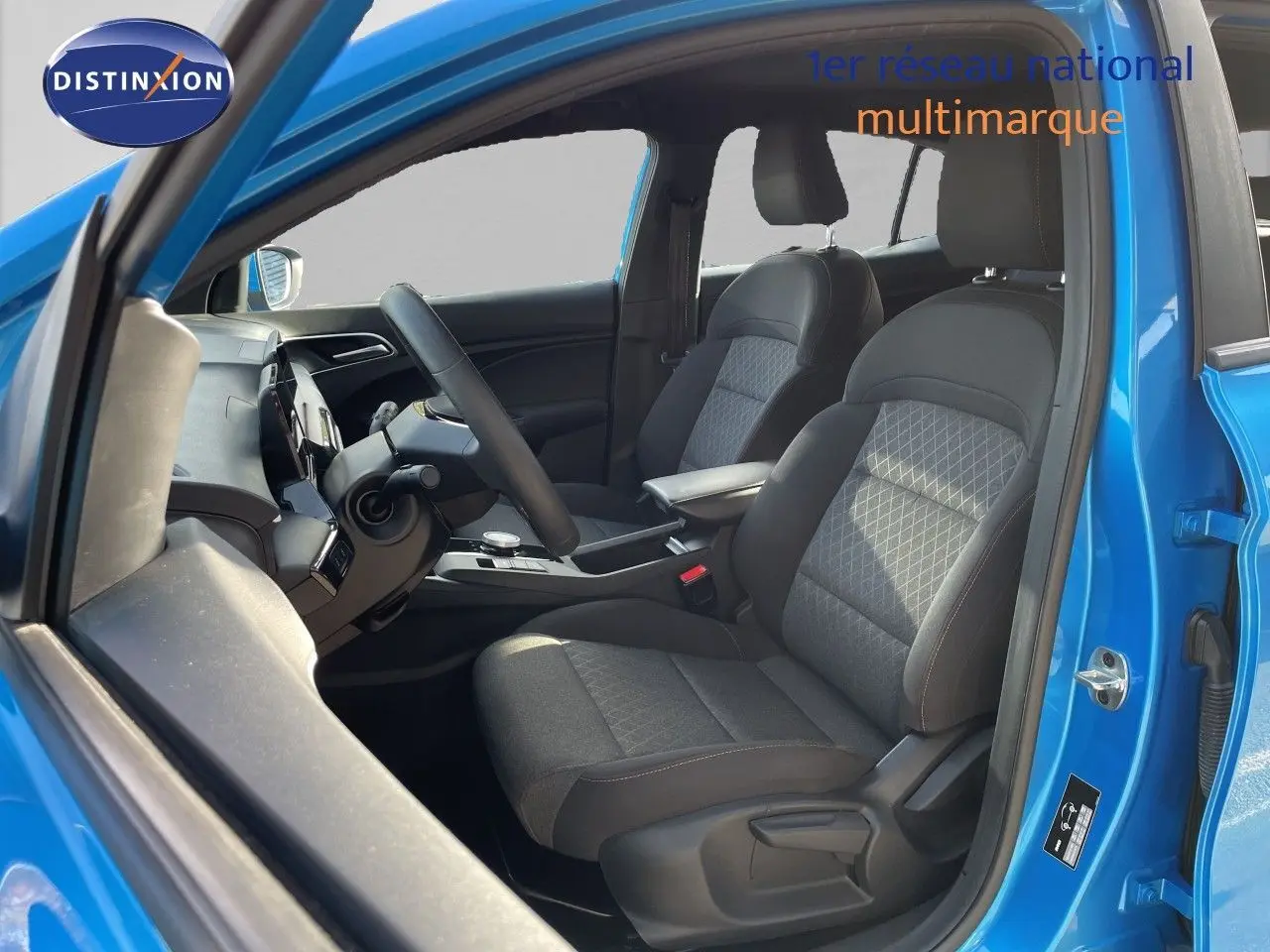 Vue intérieure côté conducteur du MG3 2024 bleu Como, montrant les sièges en tissu gris et le tableau de bord moderne.