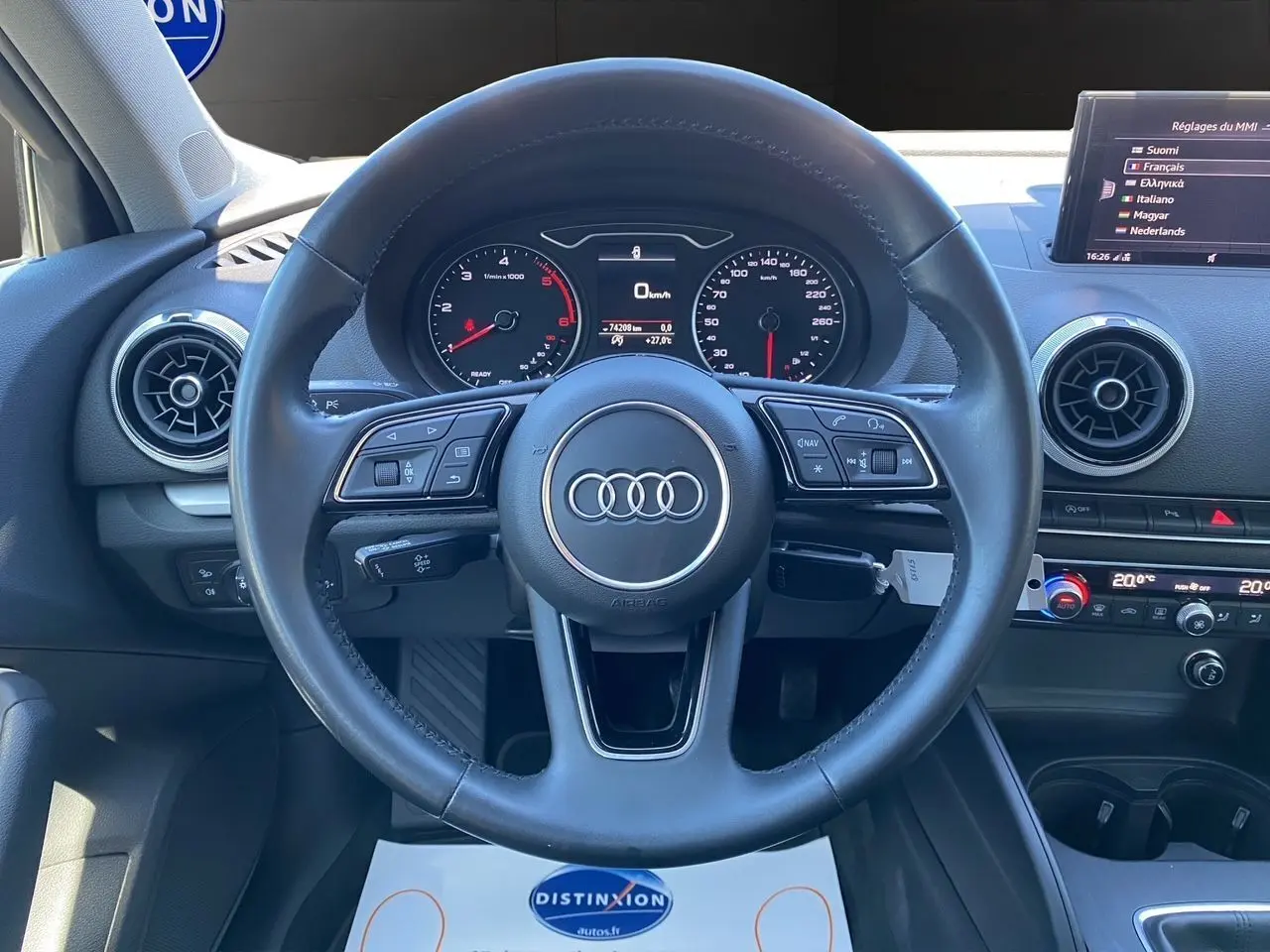 Vue rapprochée du volant cuir noir et du tableau de bord de l'Audi A3 Sportback 2020 avec affichage numérique et climatisation double zone.