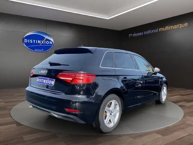 Audi A3 Sportback noire vue 3/4 arrière droit, avec feux arrière LED et jantes alliage 16 pouces design étoile