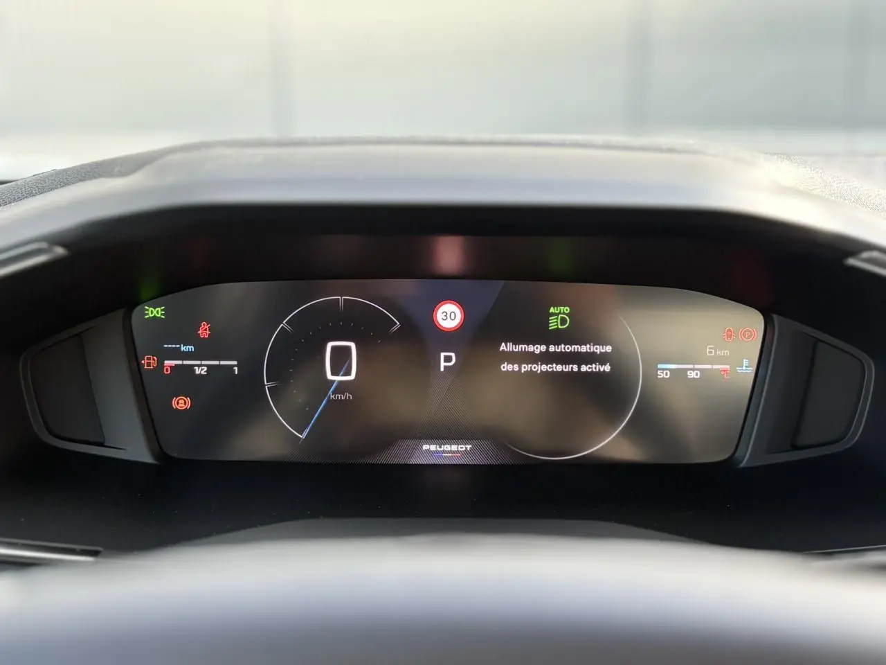 Vue rapprochée du combiné numérique 10 pouces du Peugeot 2008 Hybrid 145 e-DSC6 Allure affichant la vitesse et alertes.