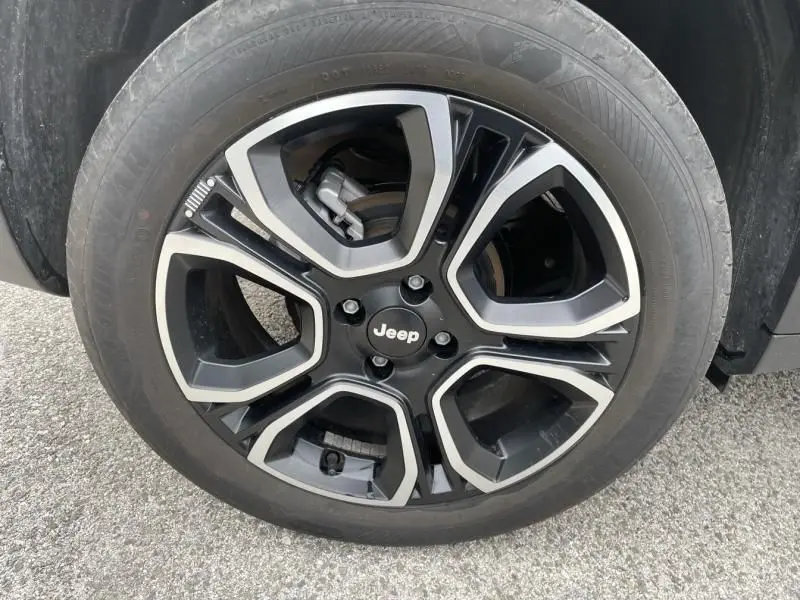 Vue rapprochée sur la roue arrière gauche d'un Jeep Avenger gris métal 2025, version Summit.