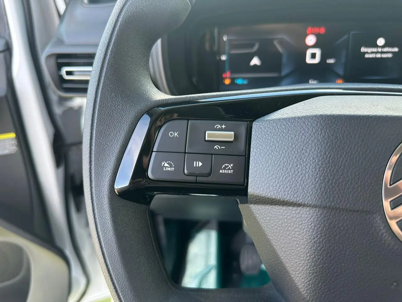 Vue rapprochée de la planche de bord noire du Citroën Berlingo III avec écran tactile 10 pouces en premier plan.