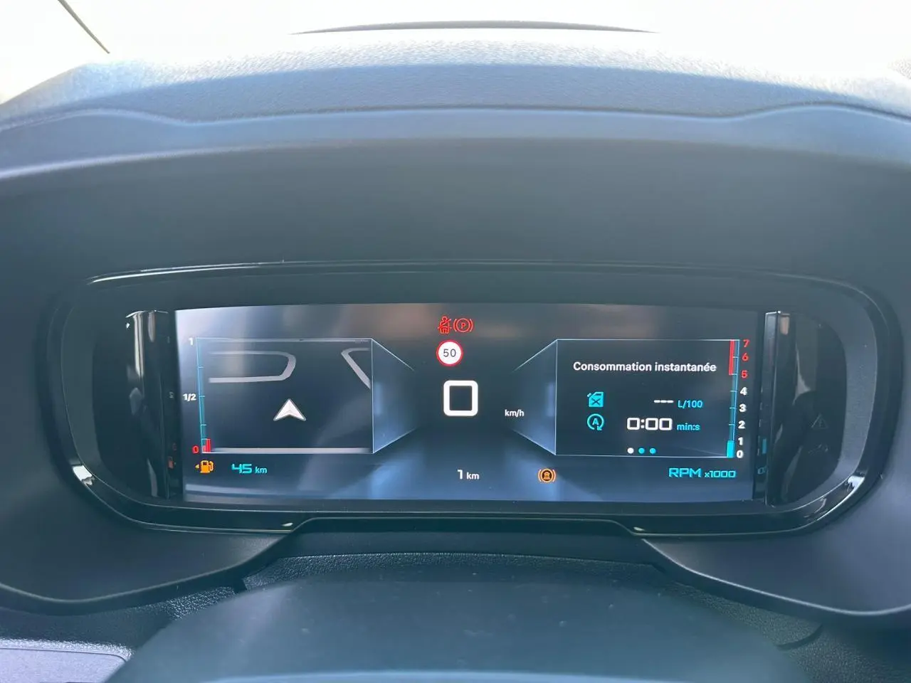 Vue intérieure côté conducteur du tableau de bord noir du Citroën Berlingo blanc avec écran numérique 10 pouces.